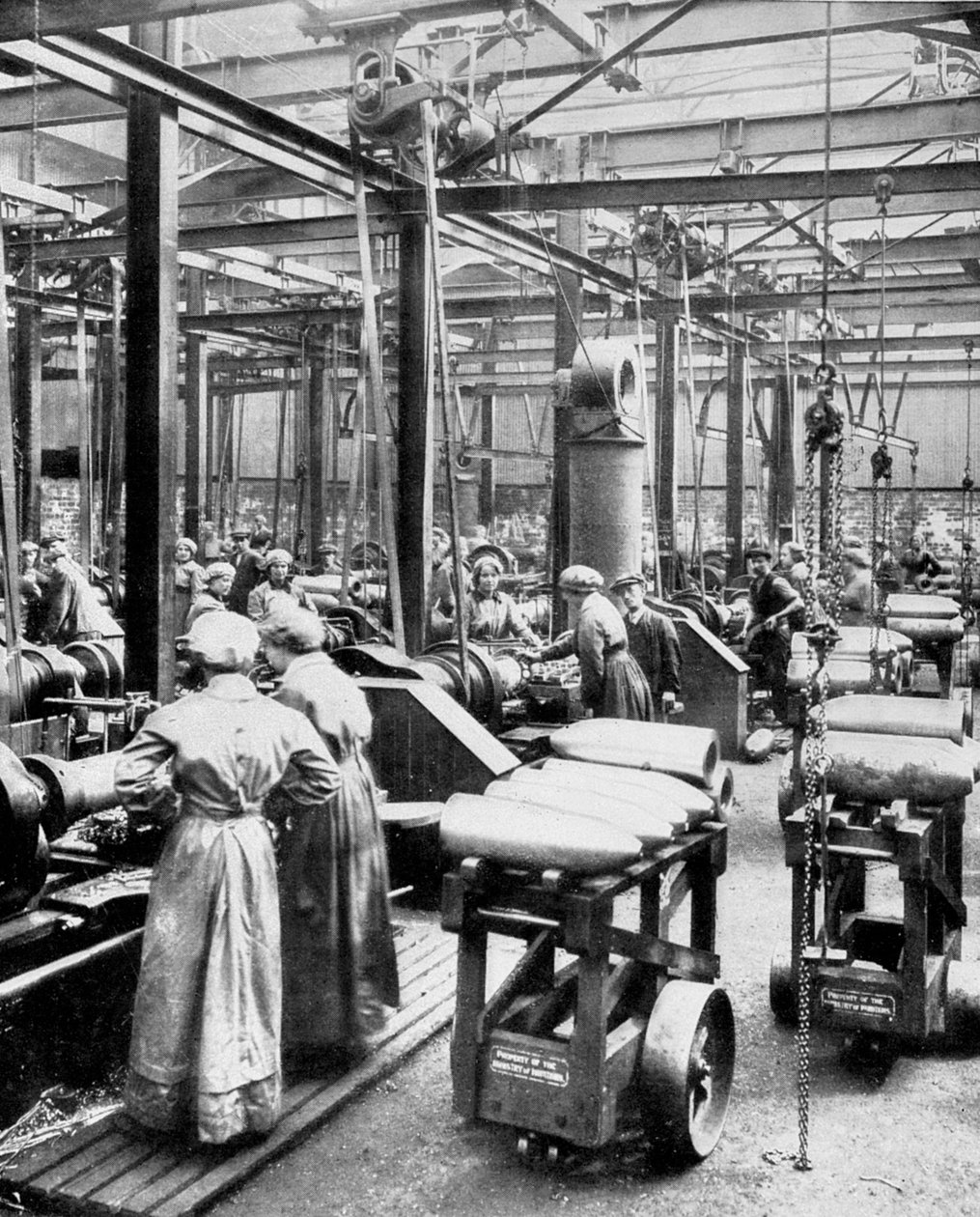 Femmes fabriquant des obus explosifs - English Photographer