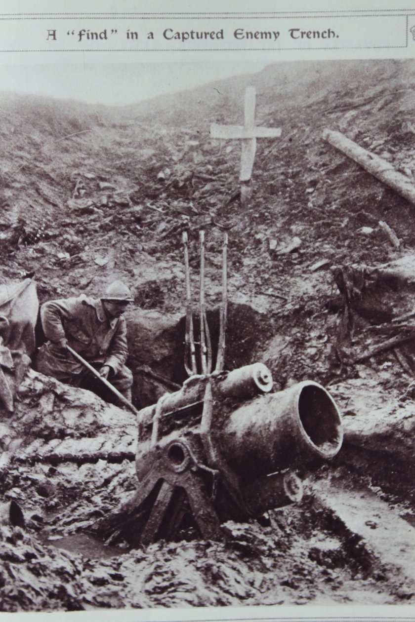 Une découverte dans une tranchée ennemie capturée, 1914-18 - English School