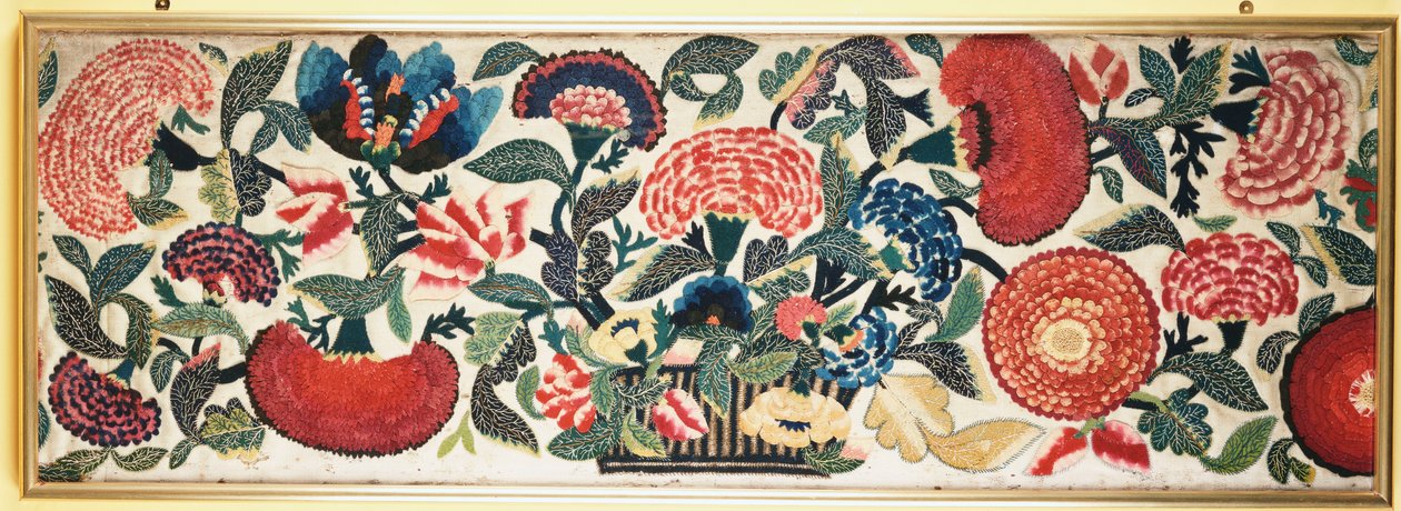Un panneau en feutre et appliqué avec des accents de soie brodés représentant des œillets, des tulipes et d