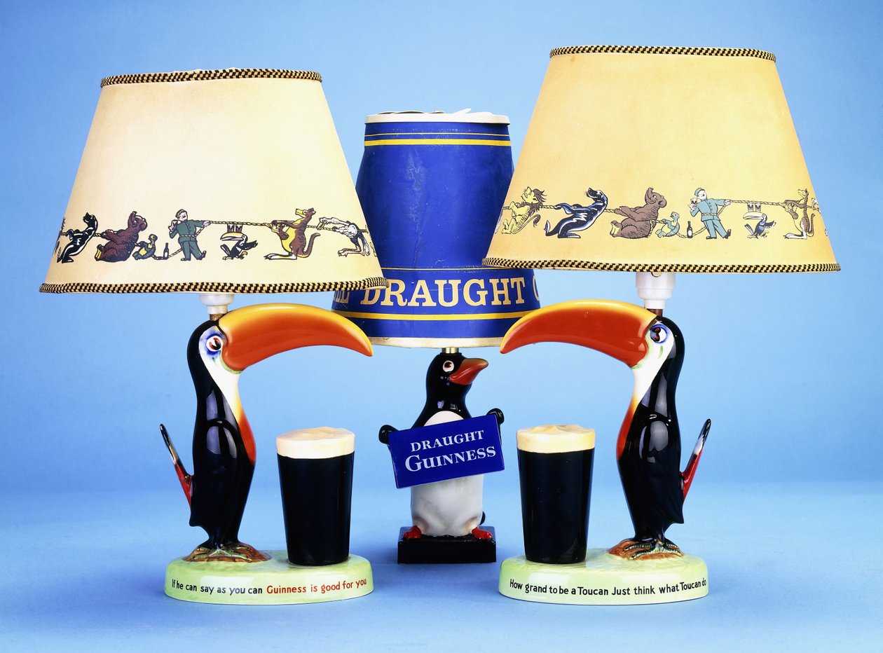 Pied de lampe modelé en toucan à côté d
