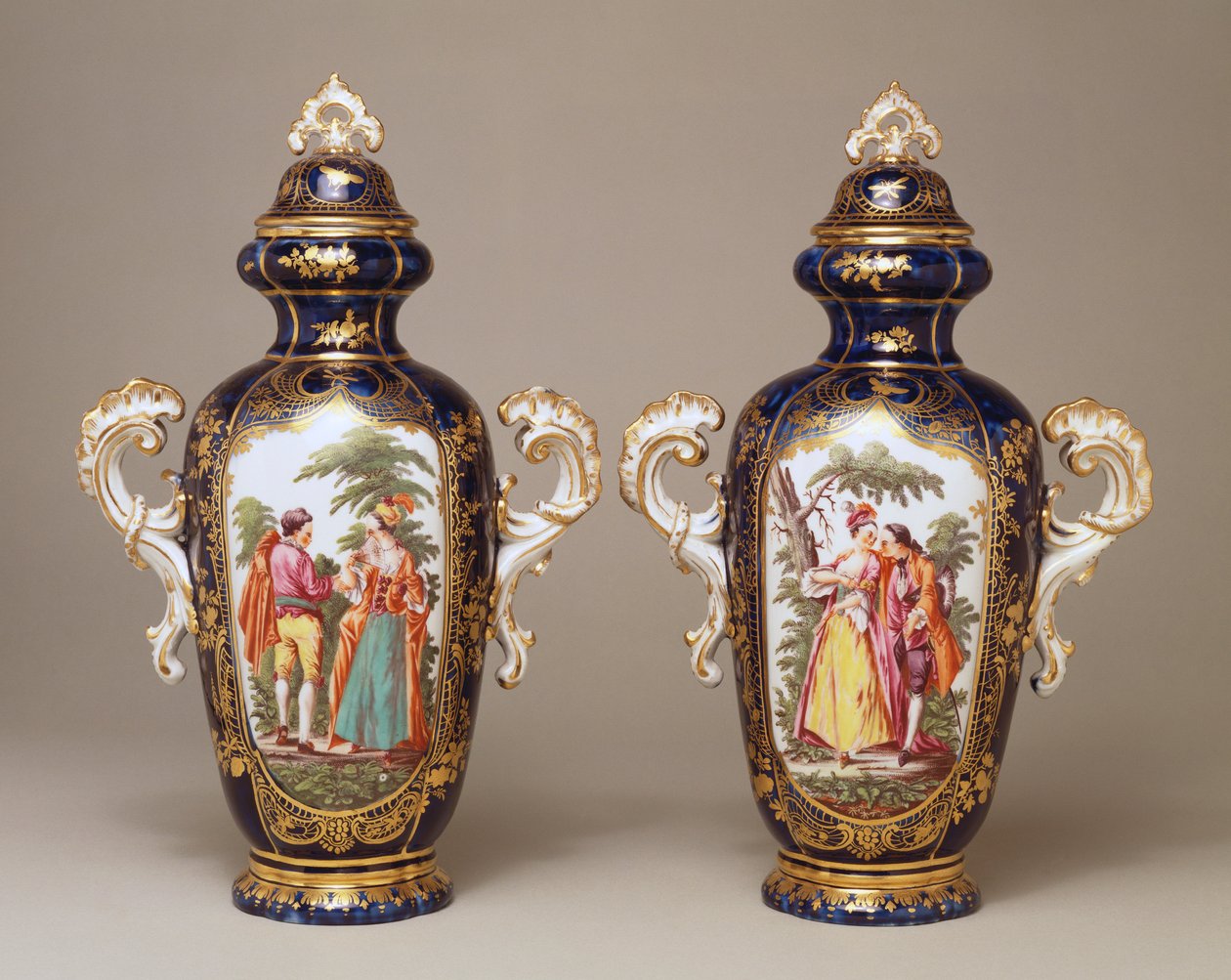 Une paire de vases oviformes lobés à fond bleu de Chelsea et leurs couvercles représentant des amoureux parmi les arbres, c.1765 - English School