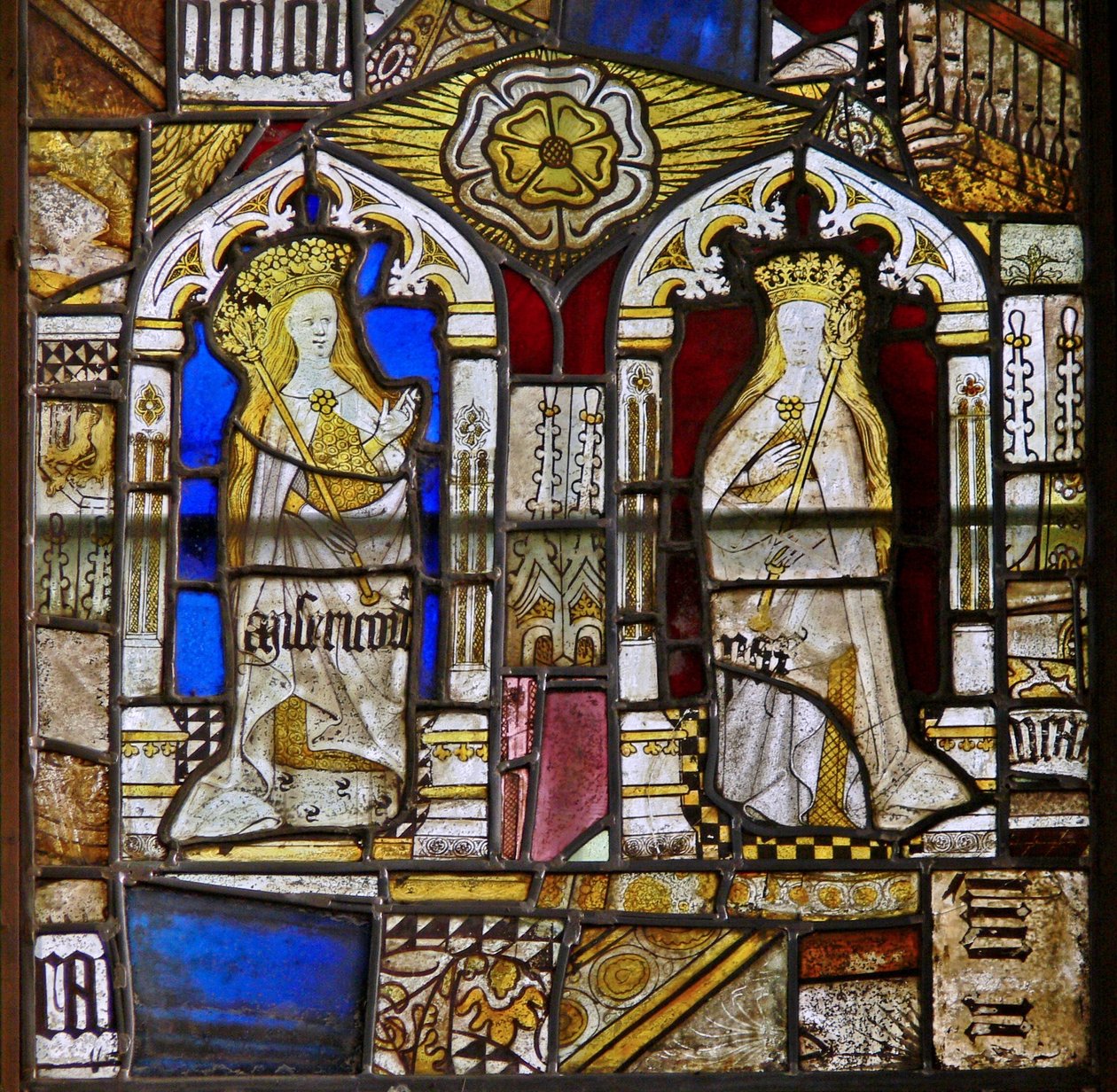 Un panneau dans la fenêtre est représentant les Vertus Cardinales : Miséricorde (Misericordia) et Paix (Pax) et une rose blanche - English School