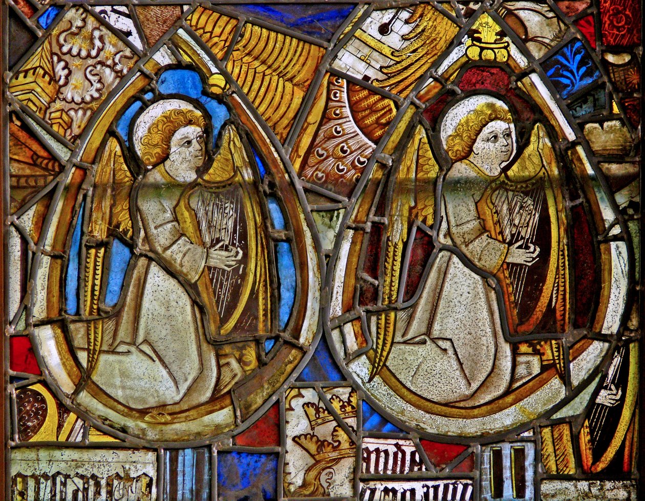 Un panneau dans la fenêtre est représentant deux anges musiciens avec des harpes parmi des fragments - English School