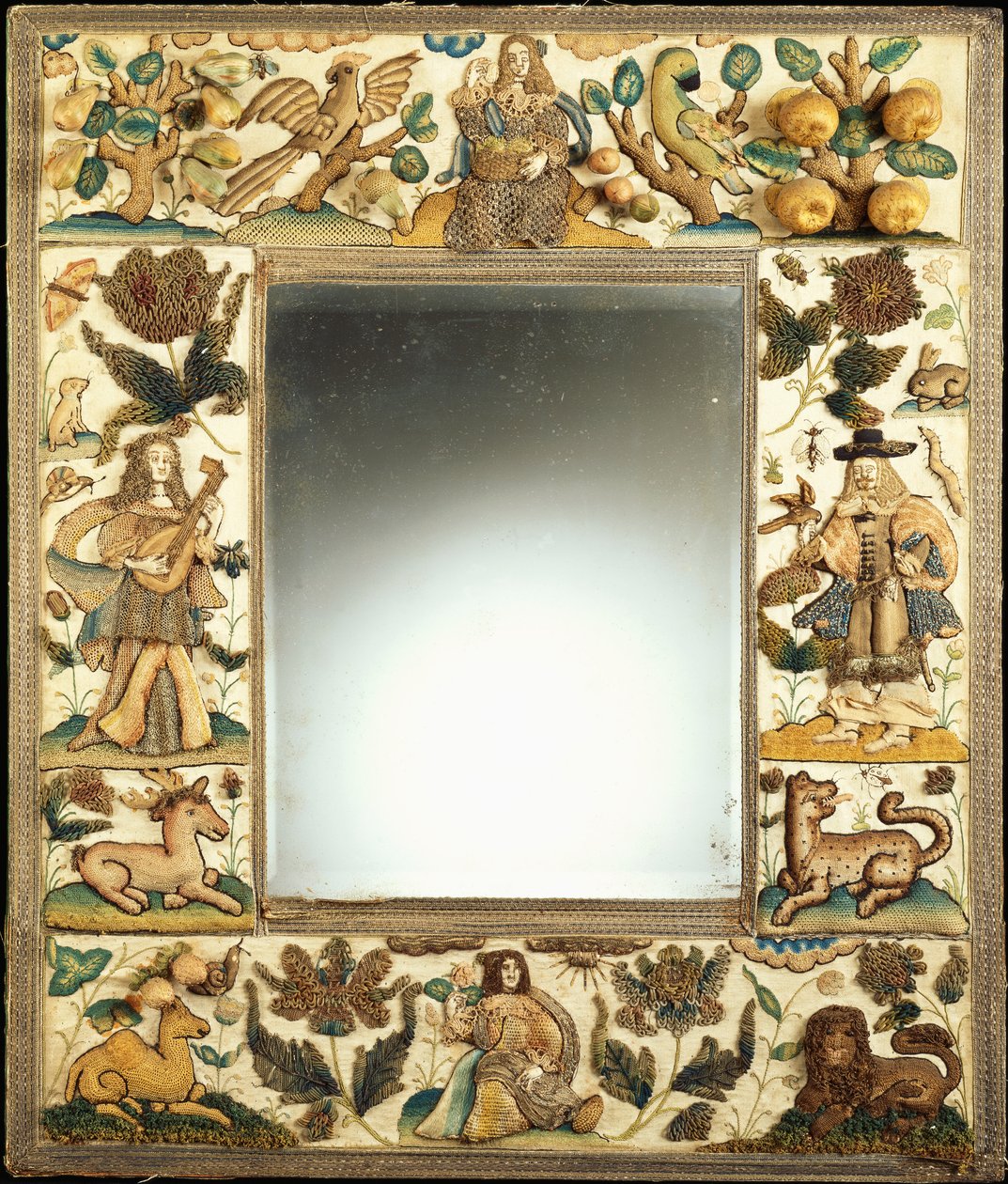 Un miroir en relief représentant un couple noble, avec des animaux, des fruits et des fleurs - English School