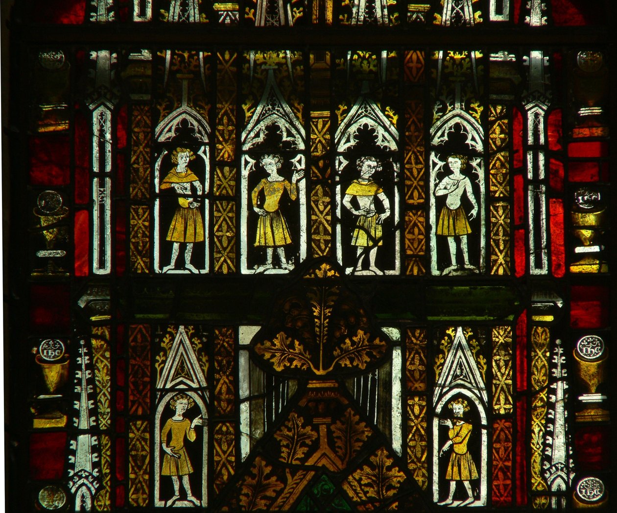 Une fenêtre dans la chapelle de la Vierge représentant des figures sous un dais - English School