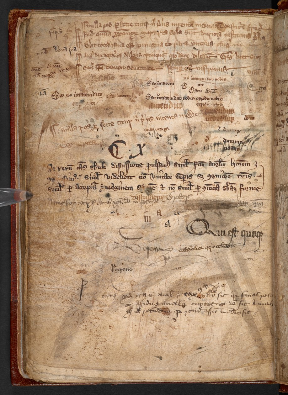 Manuscrit avec de nombreux essais de plume, illustrant la barrière à l