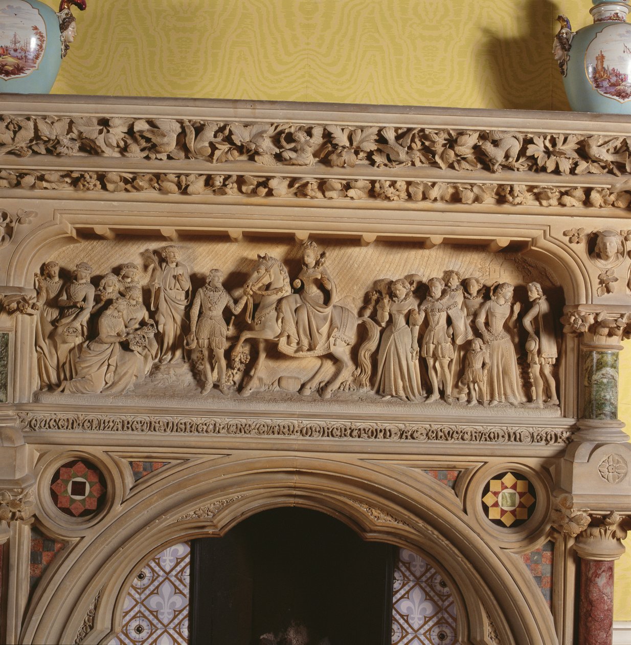 Cheminée sculptée dans le salon, représentant Élisabeth I accueillie par le comte de Hereford en 1591, 16ème siècle - English School