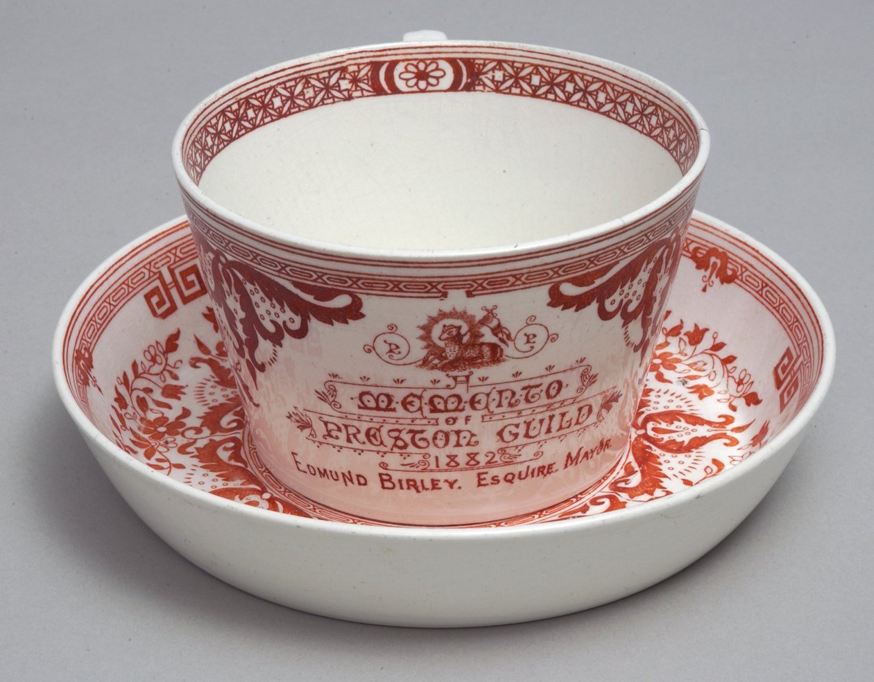 Tasse à thé commémorative et soucoupe lisant Un Souvenir de Preston Guild 1882, Minton, Angleterre, vers 1882 - English School