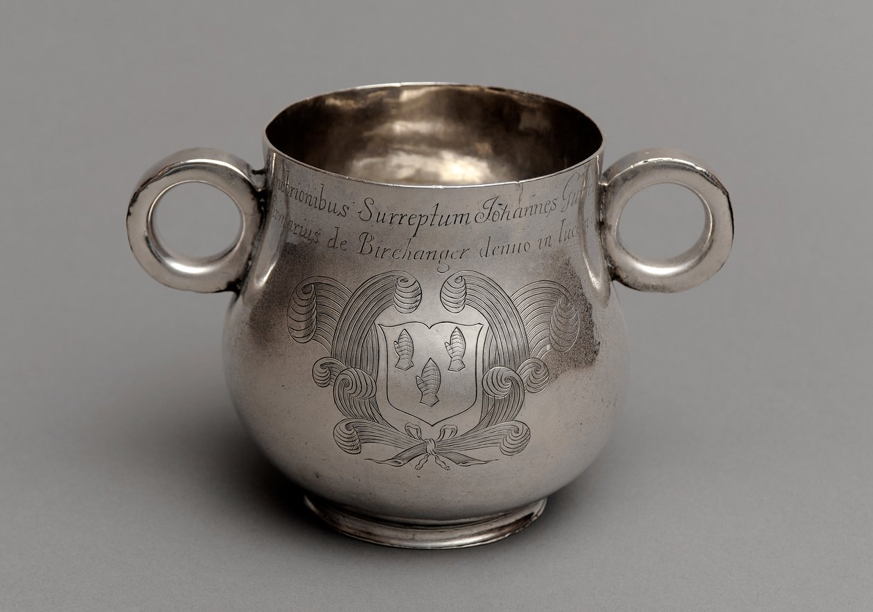 Coupe avec grand ventre et base à bord épais, et une paire de poignées en œil de bœuf, 1675 - English School