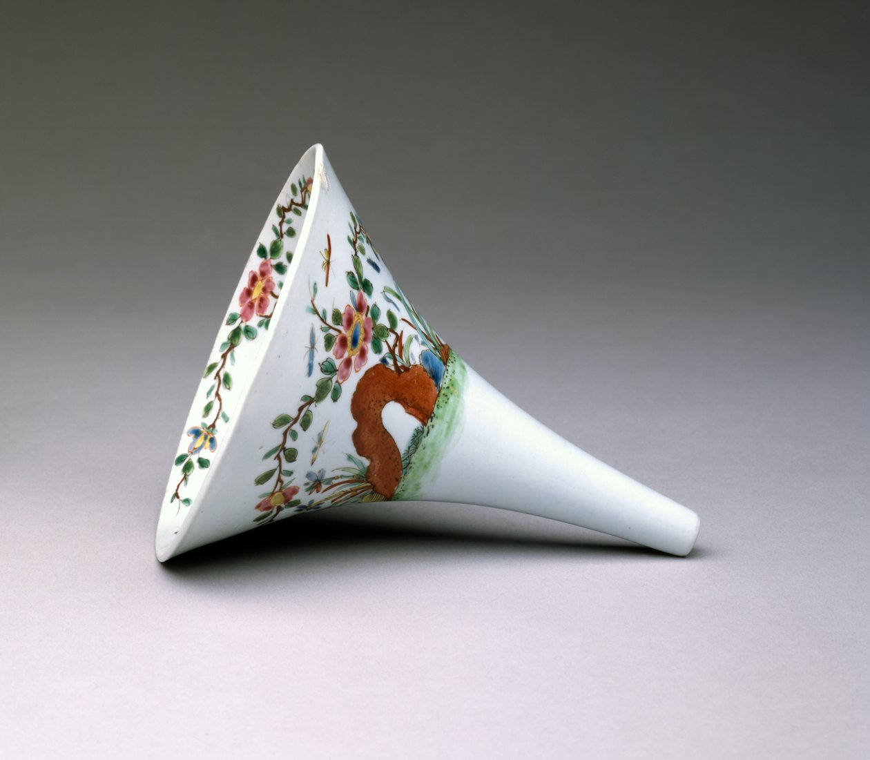 Entonnoir à vin Famille Rose, porcelaine de Worcester, 1753-55 - English School