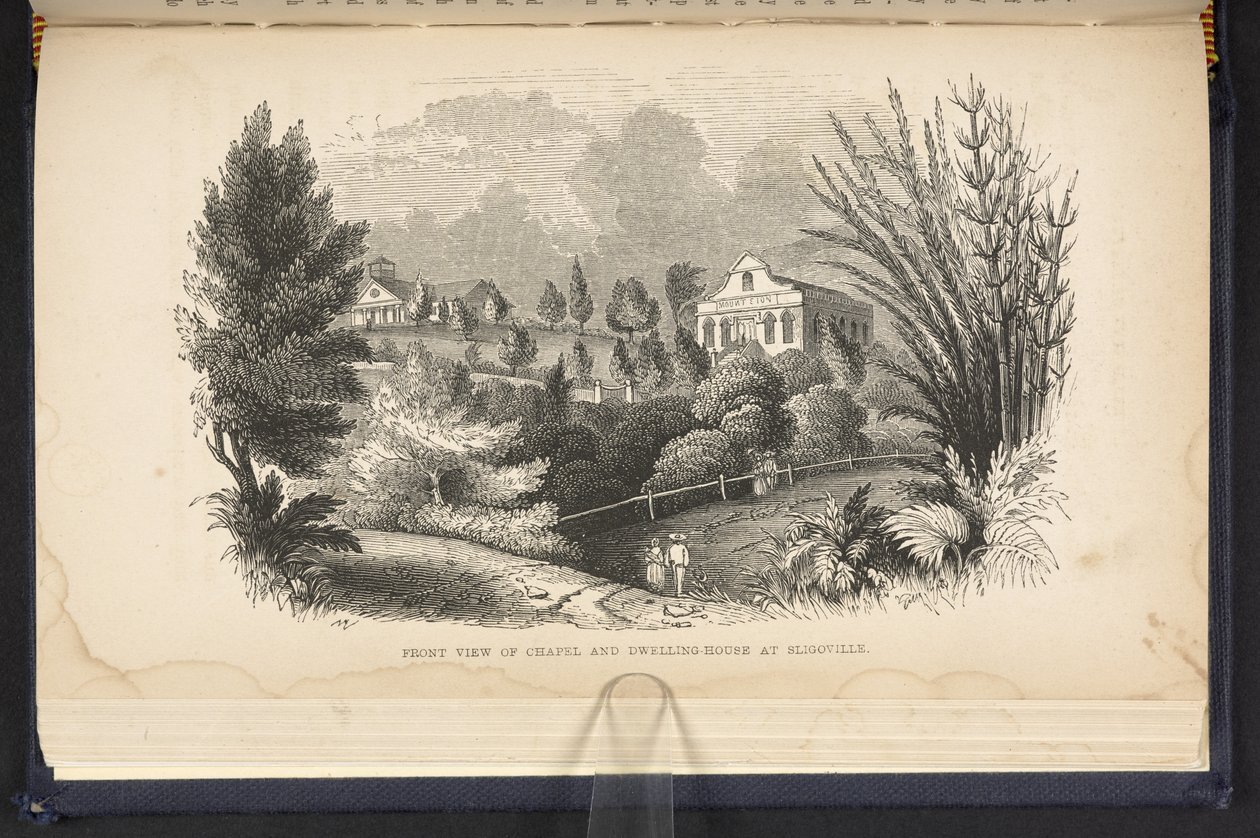 Vue de face de la chapelle et de la maison d