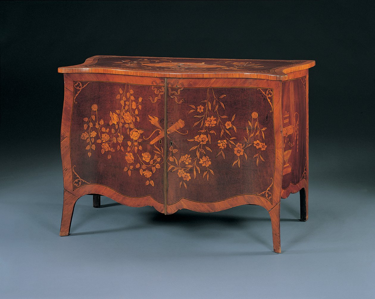 Commode marquetée de George III dans le style de John Cobb, vers 1770 - English School