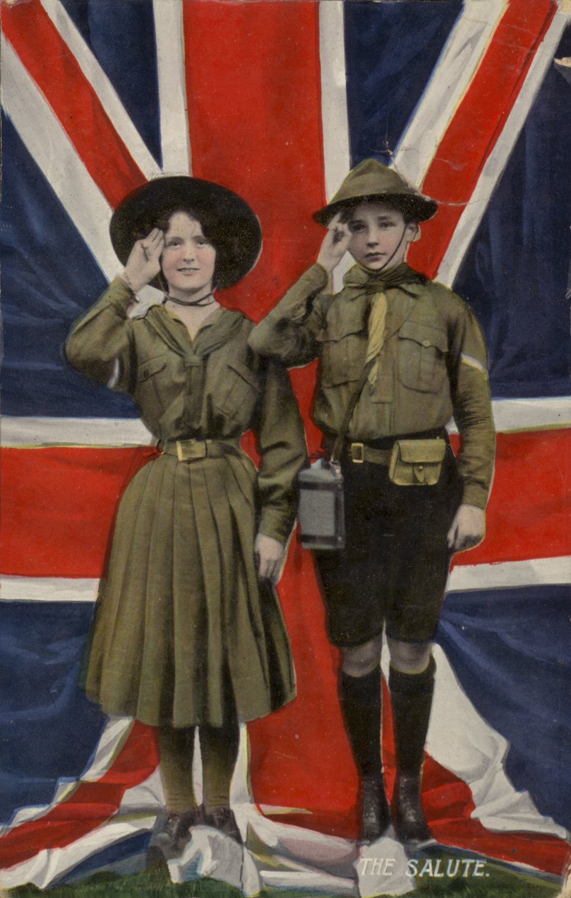 Guide et scout saluant devant le drapeau de l