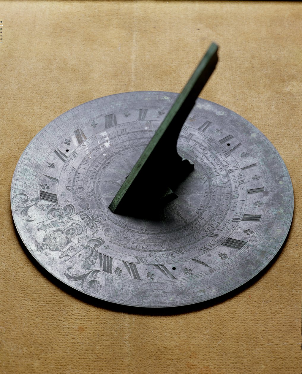 Cadran solaire horizontal de jardin, avec gravure de blason - English School