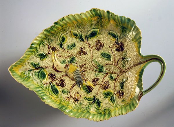 Plat en forme de feuille décoré de vignes et d