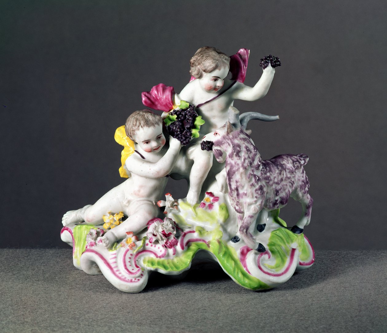 Groupe de Longton Hall, deux putti avec une chèvre, vers 1755 - English School