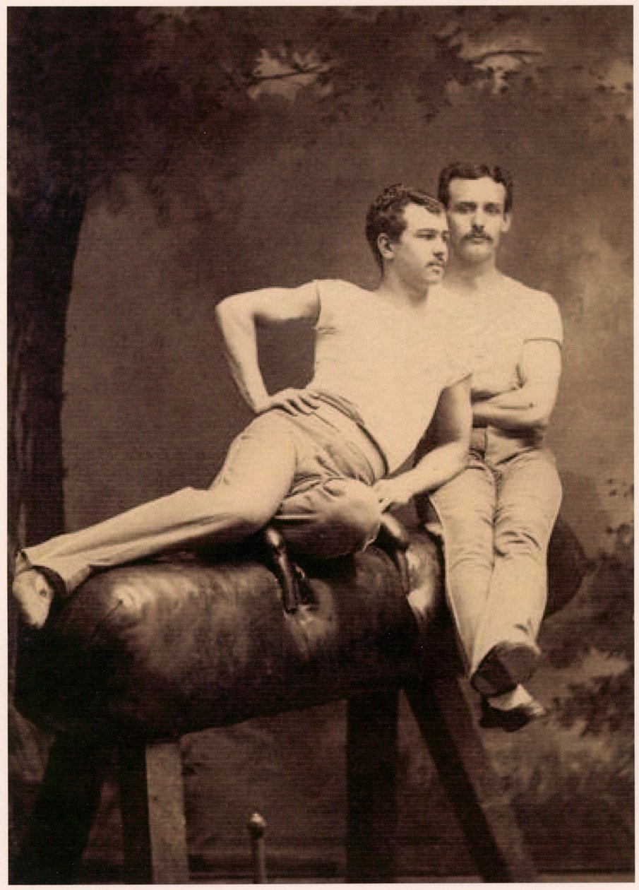 Portrait de deux gymnastes posant sur un cheval d