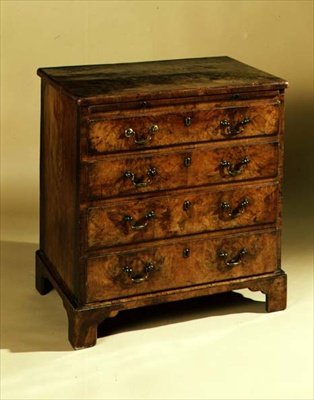 Commode Queen Anne, début du XVIIIe siècle (noyer) - English School