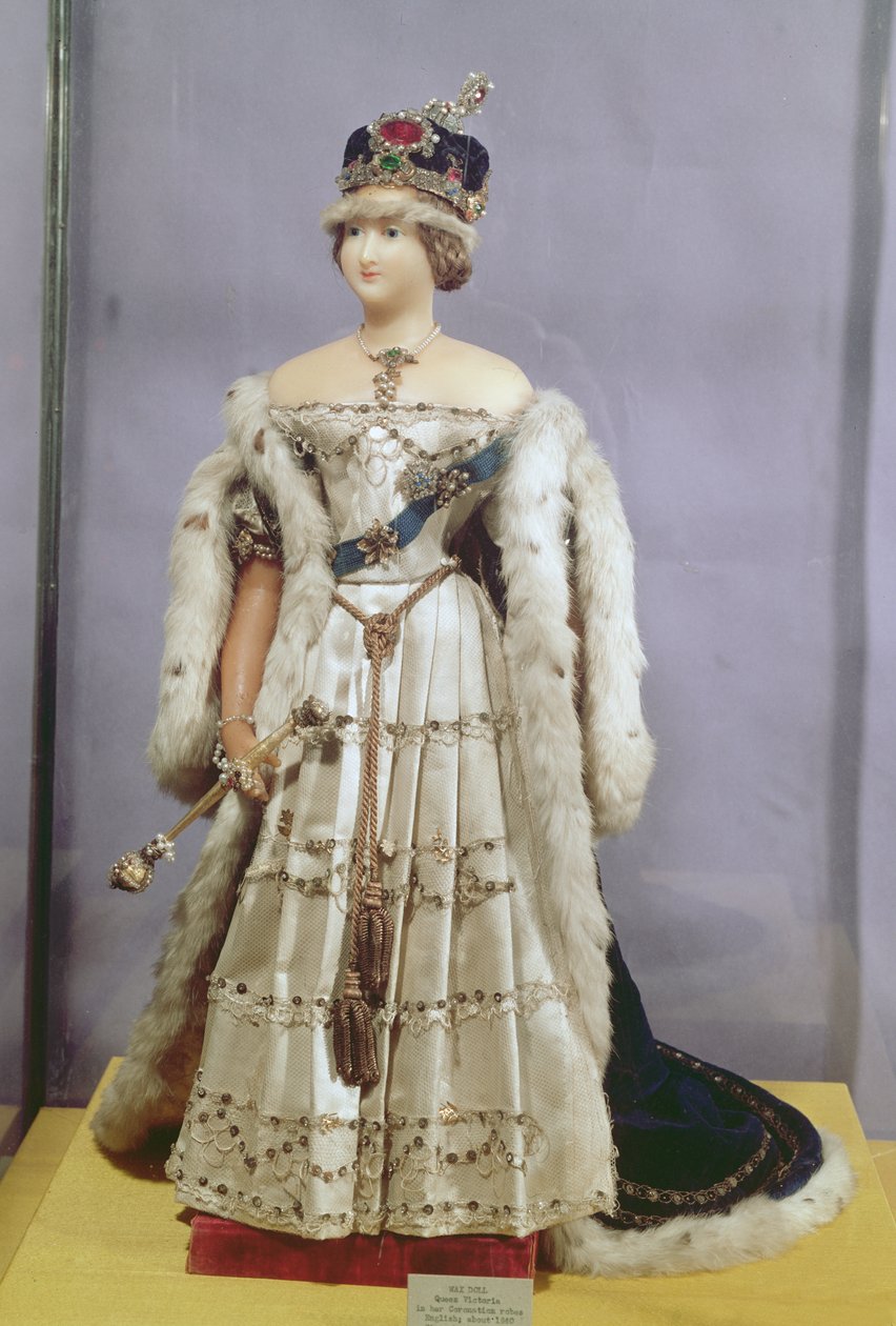 Poupée de la reine Victoria (1819-1901) vêtue de ses robes de couronnement, vers 1840 - English School
