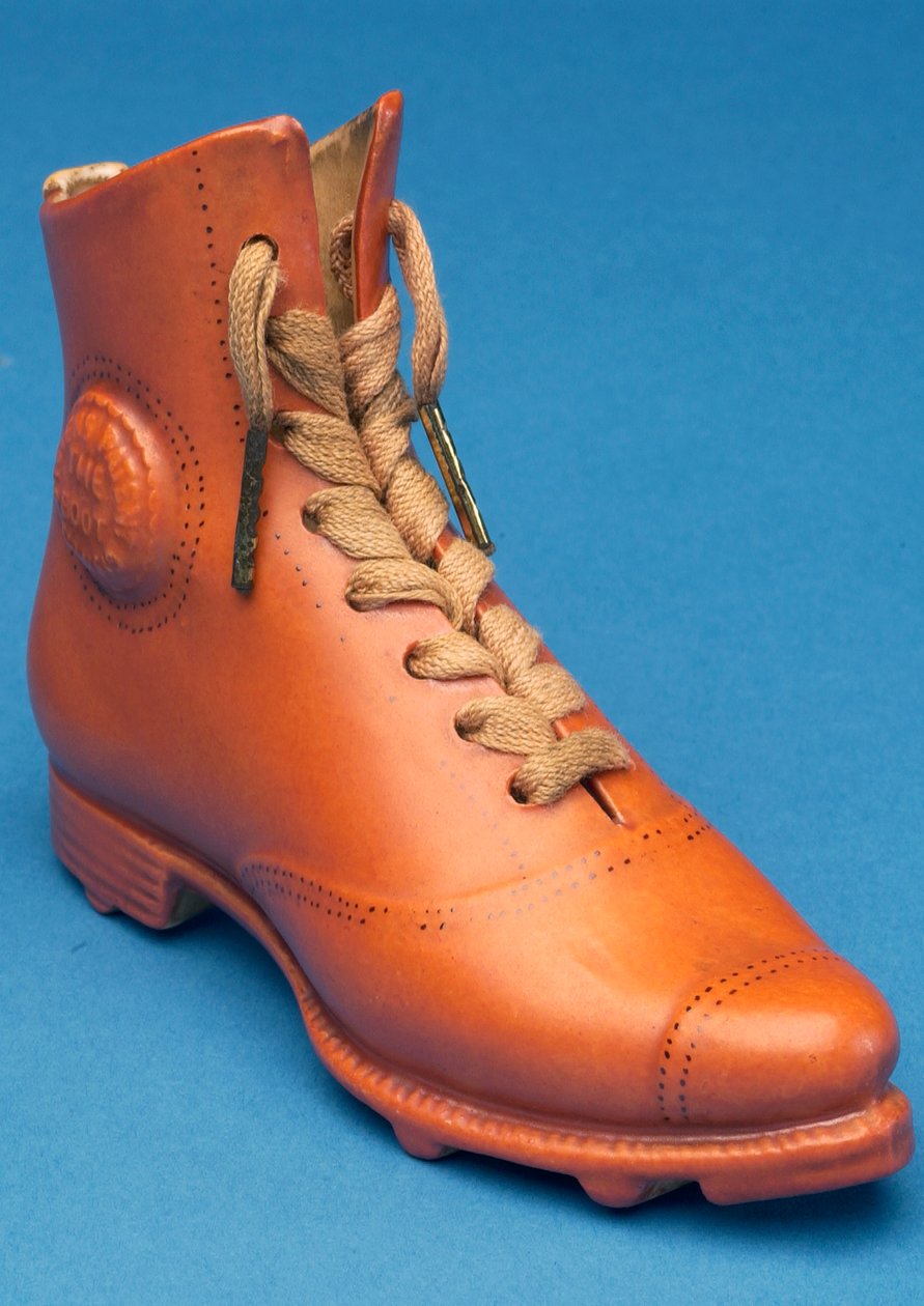 Réplique de chaussure de football avec lacets marqués du brevet Stevens (céramique) - English School