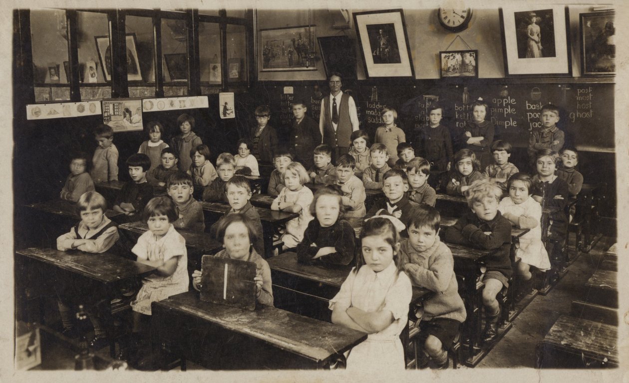 Des écoliers dans leur salle de classe (photo n/b) - English School