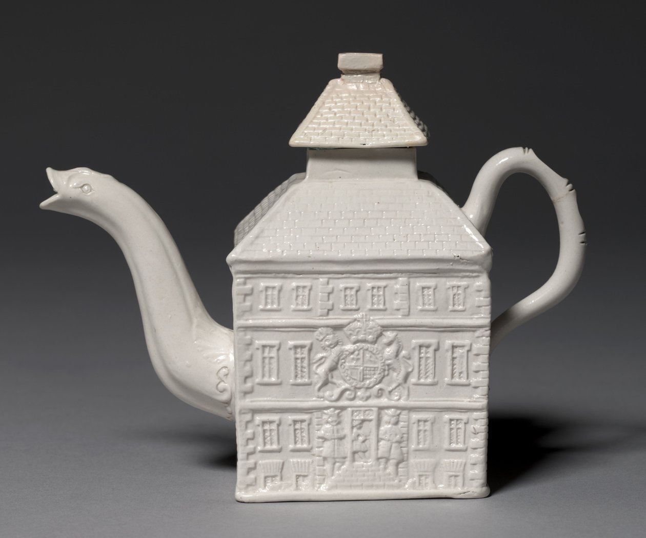 Théière, fabriquée à la manufacture de Staffordshire, Grande-Bretagne, modelée par Aaron Wood - English School