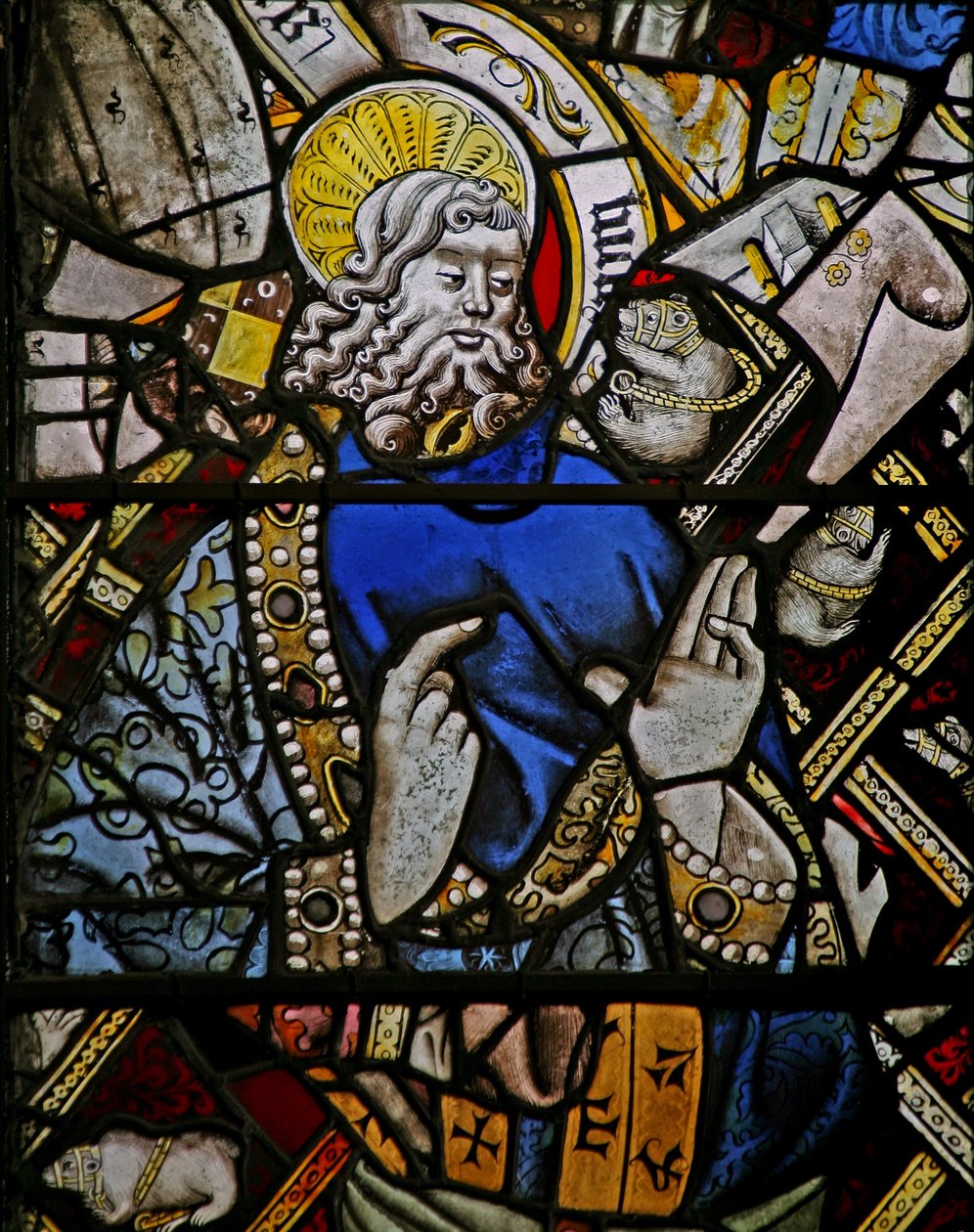 La fenêtre est (Ew) représentant un prophète (figure composite) avec des bijoux de verre coloré incrusté - English School