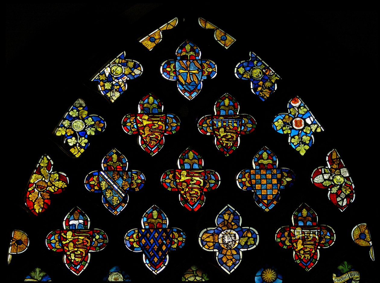 La fenêtre Est, lumières de la rosace, verre héraldique montrant les liens des familles locales avec la royauté - English School