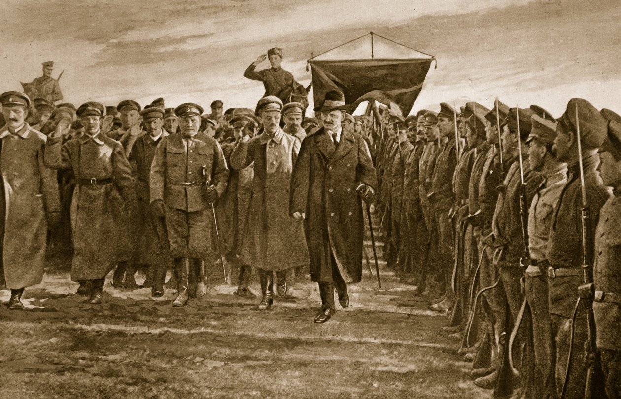 Trotsky, commissaire bolchevique de la guerre de la Russie, inspectant un régiment des Lettons, qui formaient l
