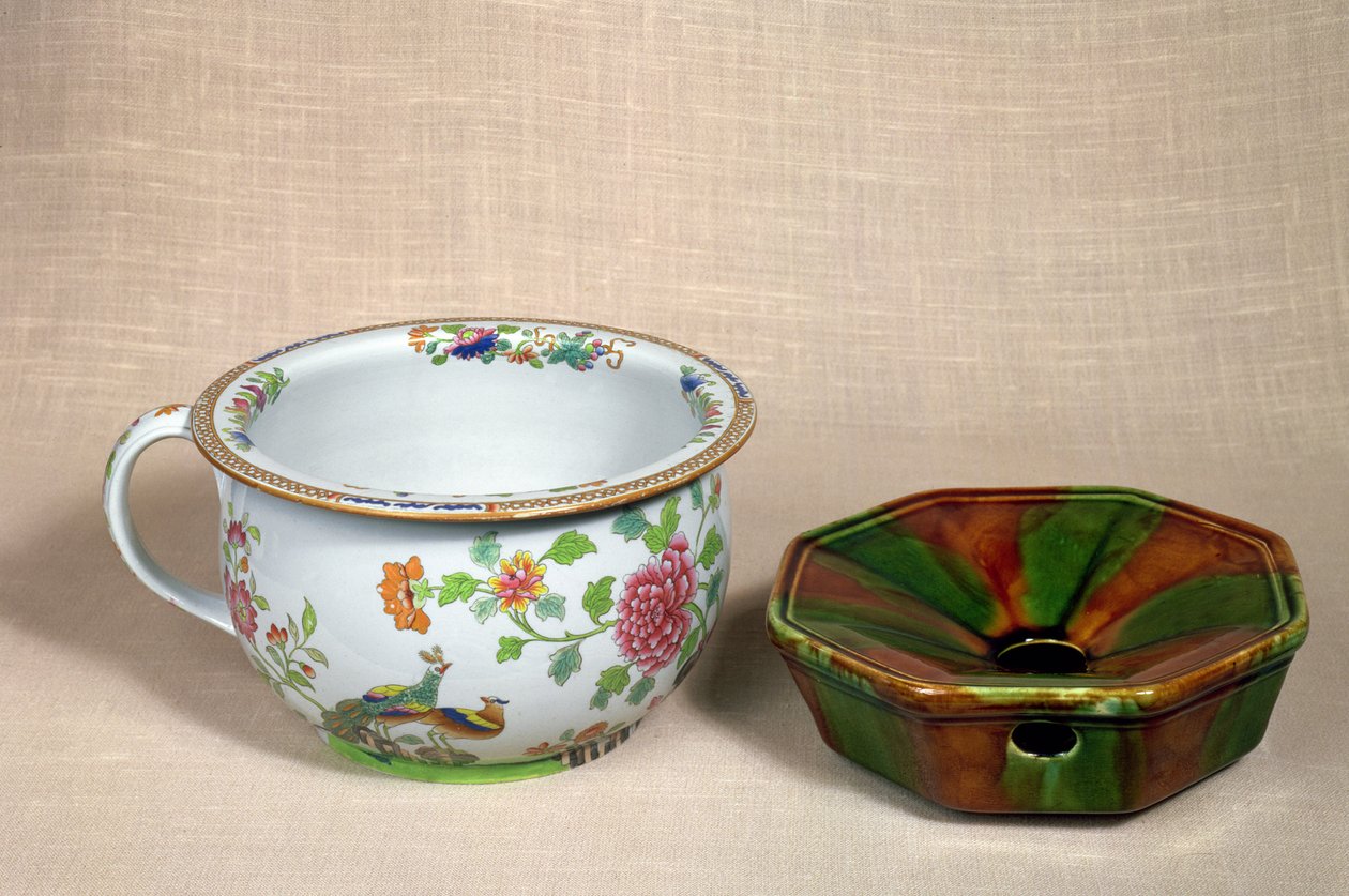 Deux pots de chambre - English School