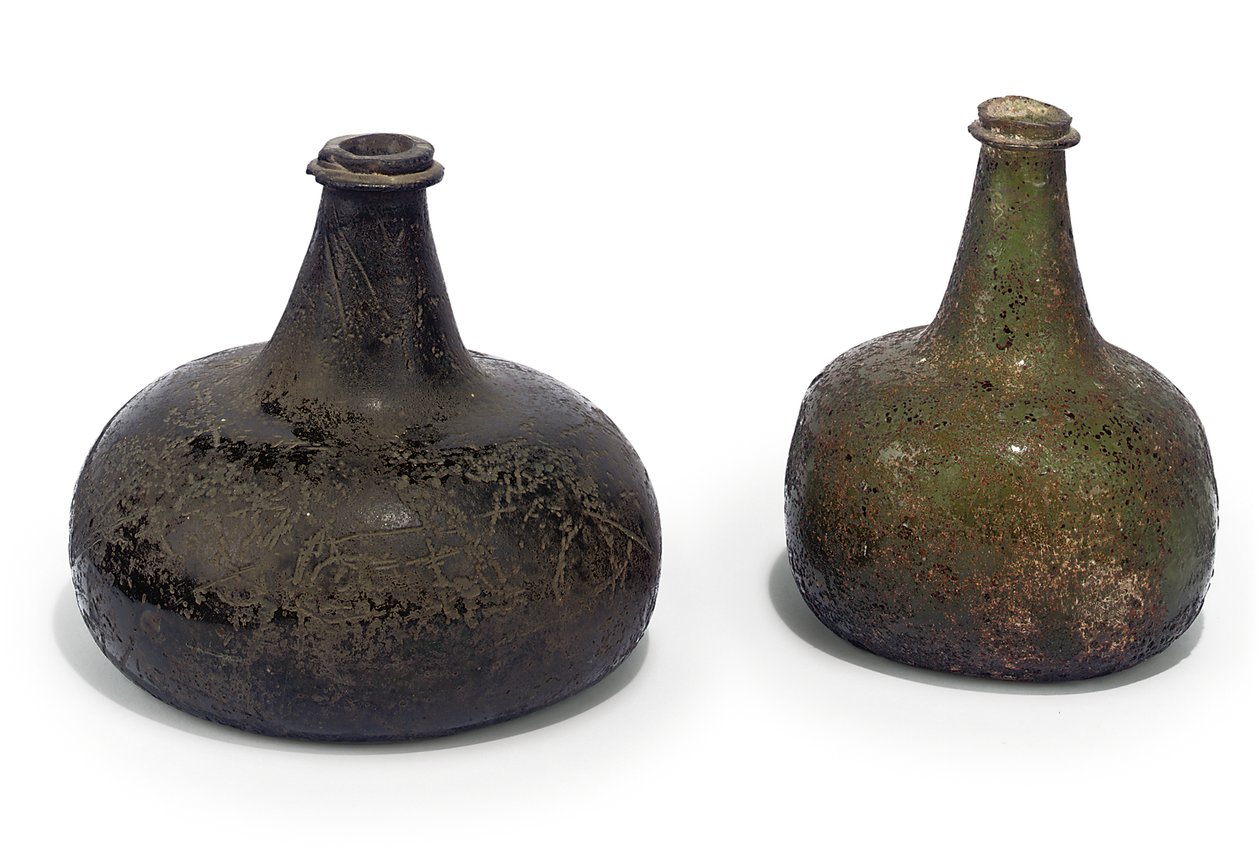 Deux bouteilles de vin vertes "oignon", vers 1700 - English School