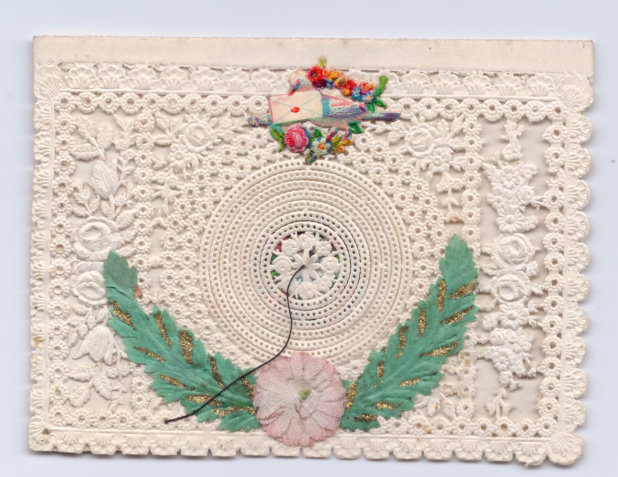 Carte de vœux victorienne avec une colombe tenant une enveloppe, vers 1880 - English School