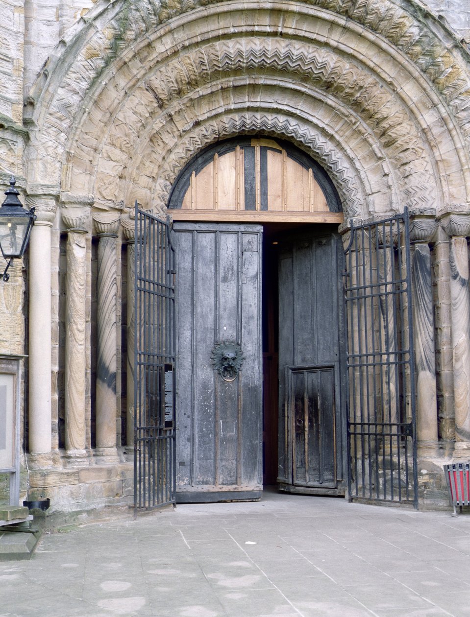 Vue de la porte nord de la cathédrale de Durham - English School