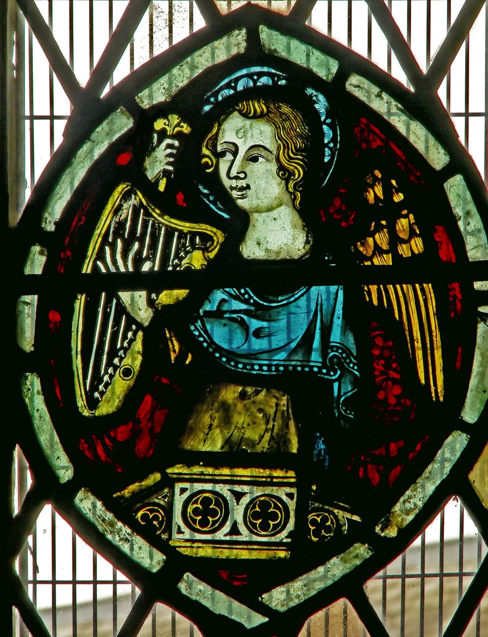 Vitrail représentant un ange jouant de la harpe - English School