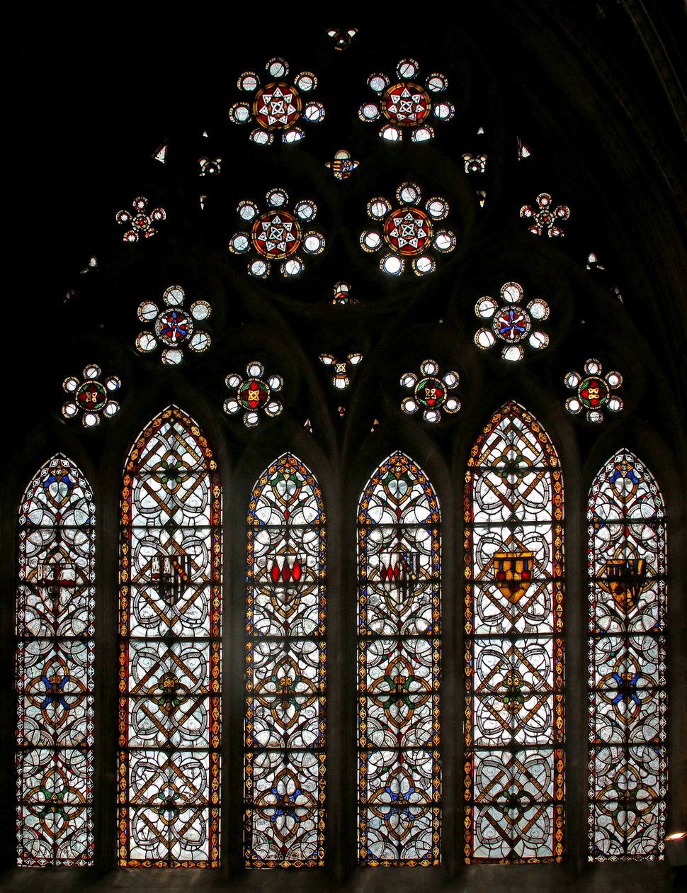 Fenêtre s5 représentant grisaille géométrique et rondelles dans les lumières de la rosace - English School