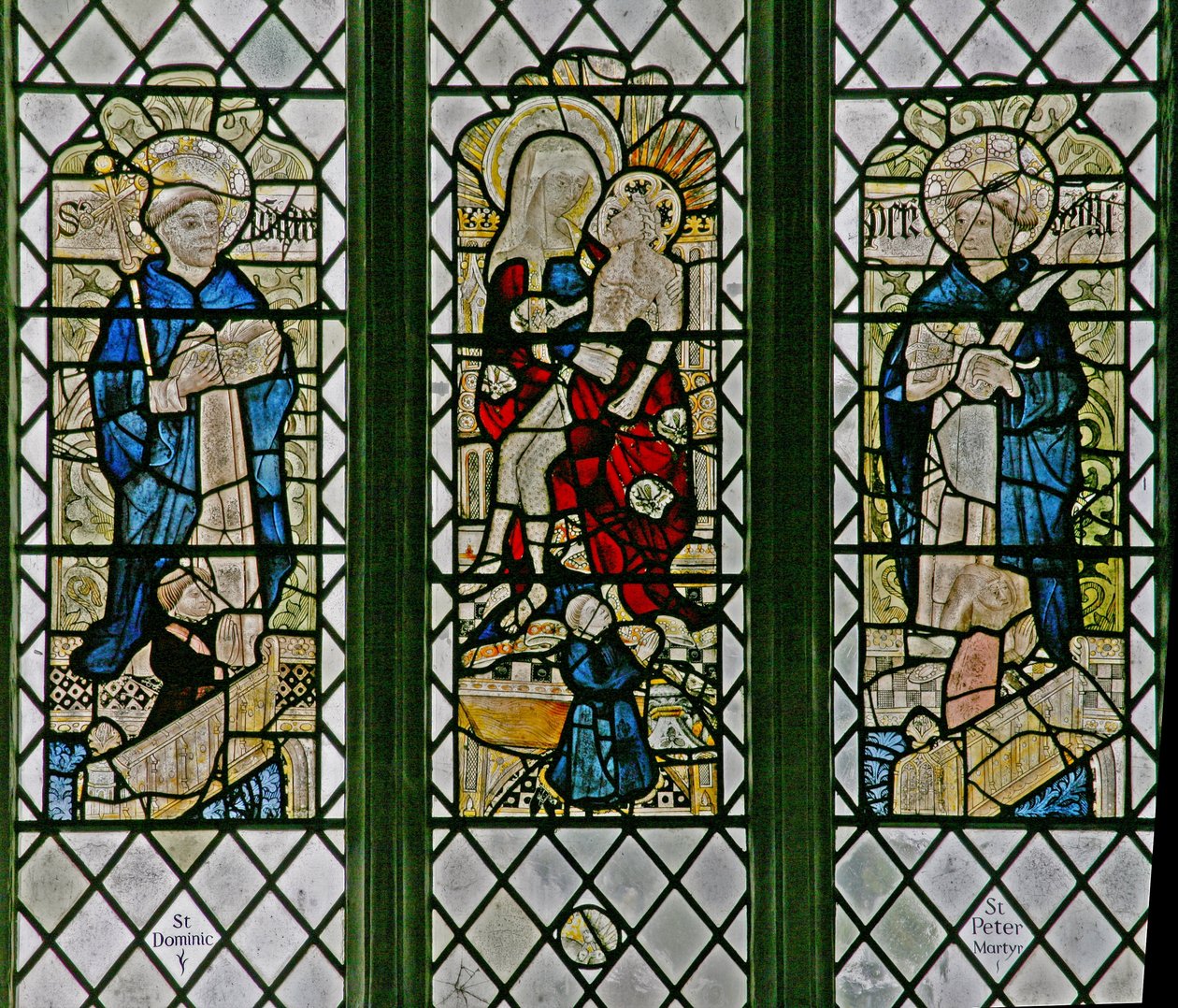 Fenêtre w4 représentant la Pietà avec Saint Dominique et Saint Pierre Martyr : petites figures de donateurs - English School