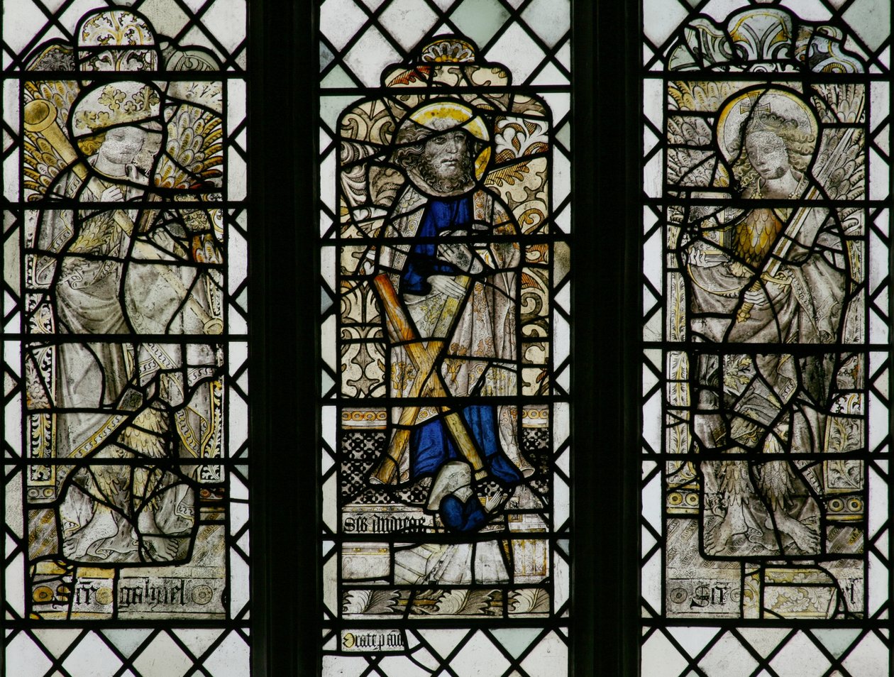 Fenêtre w8 représentant Saint André, Saint Gabriel, Saint Raphaël - English School