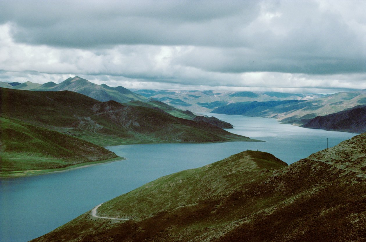 Lac Yamdrog, route sud de Shigatse à Lhassa, Tibet (photo) - Erich Lessing