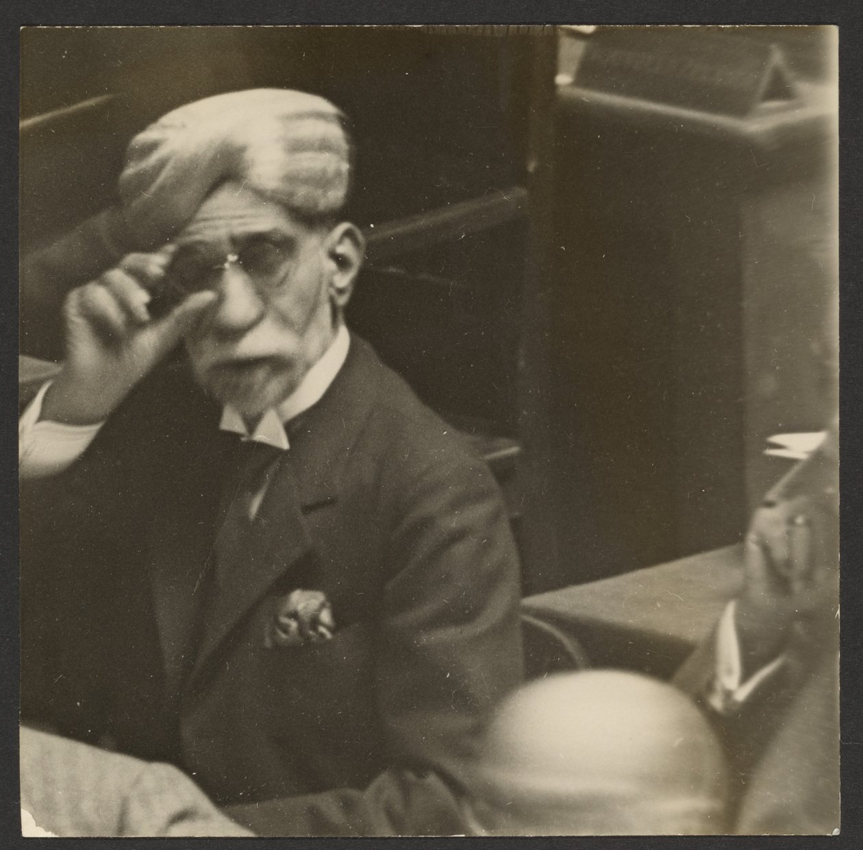 [Homme assis avec un turban et des lunettes noires] - Erich Salomon