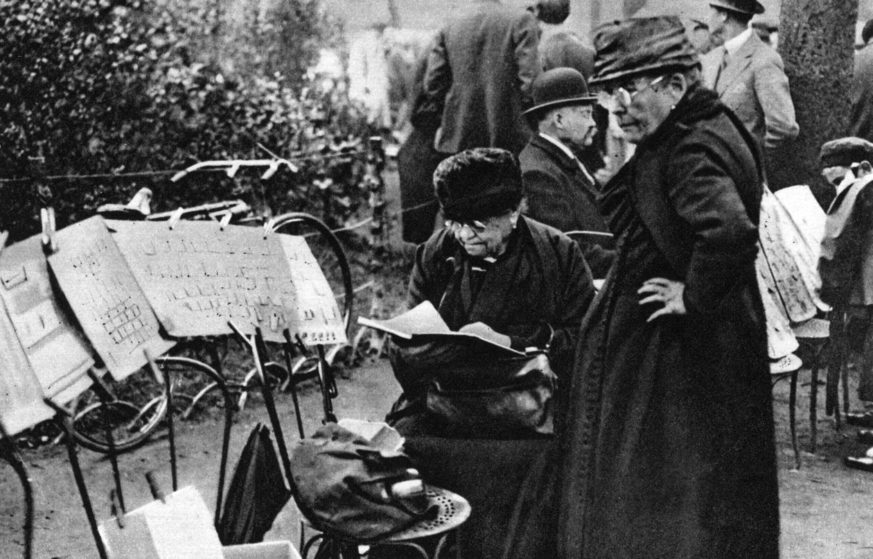 Vendeurs de timbres aux Champs-Élysées, Paris, 1931 - Ernest Flammarion