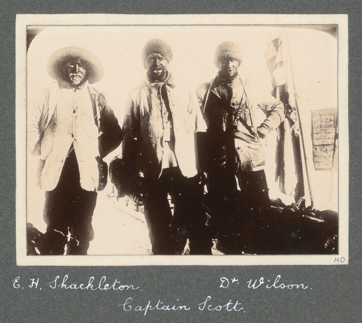 Photographie de groupe de Shackleton, du capitaine Scott et du Dr Wilson à leur retour à Discovery après la tentative d