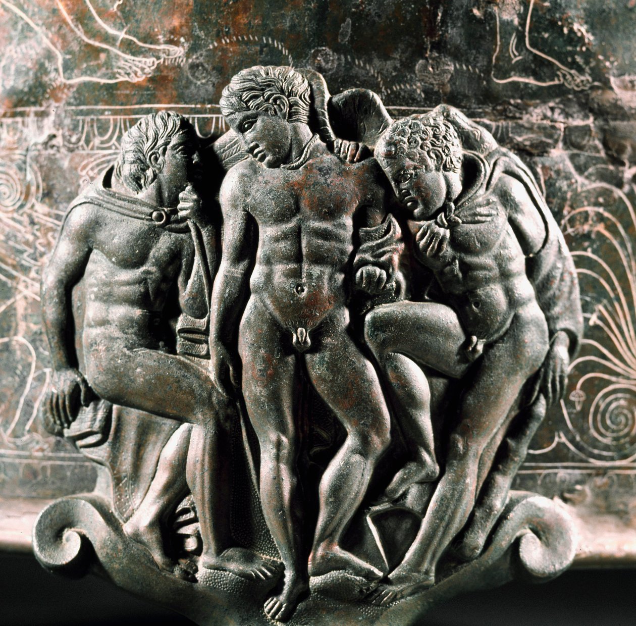 Art étrusque : détail du pied du Ciste Ficoroni en bronze représentant Hercule, Iolaos et Éros entre eux. De Préneste (Palestrina). 340 av. J.-C. Museo Nazionale di Villa Giulia, Rome - Etruscan