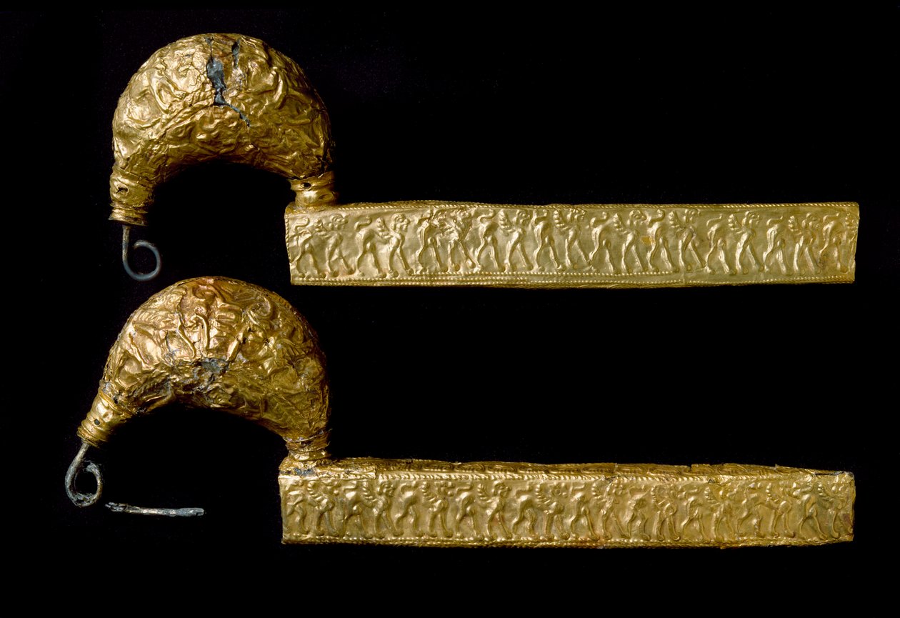 Art étrusque : fibules (épingles) en or. 630 av. J.-C. De la tombe du Licteur (Littore) à Vetulonia (ou Vetulonium). Dim. 21 cm Florence, Museo Archeologico - Etruscan