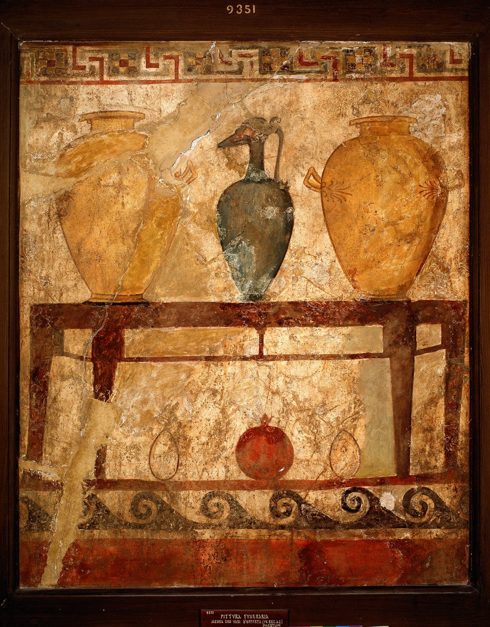 Art étrusque : table avec vases d