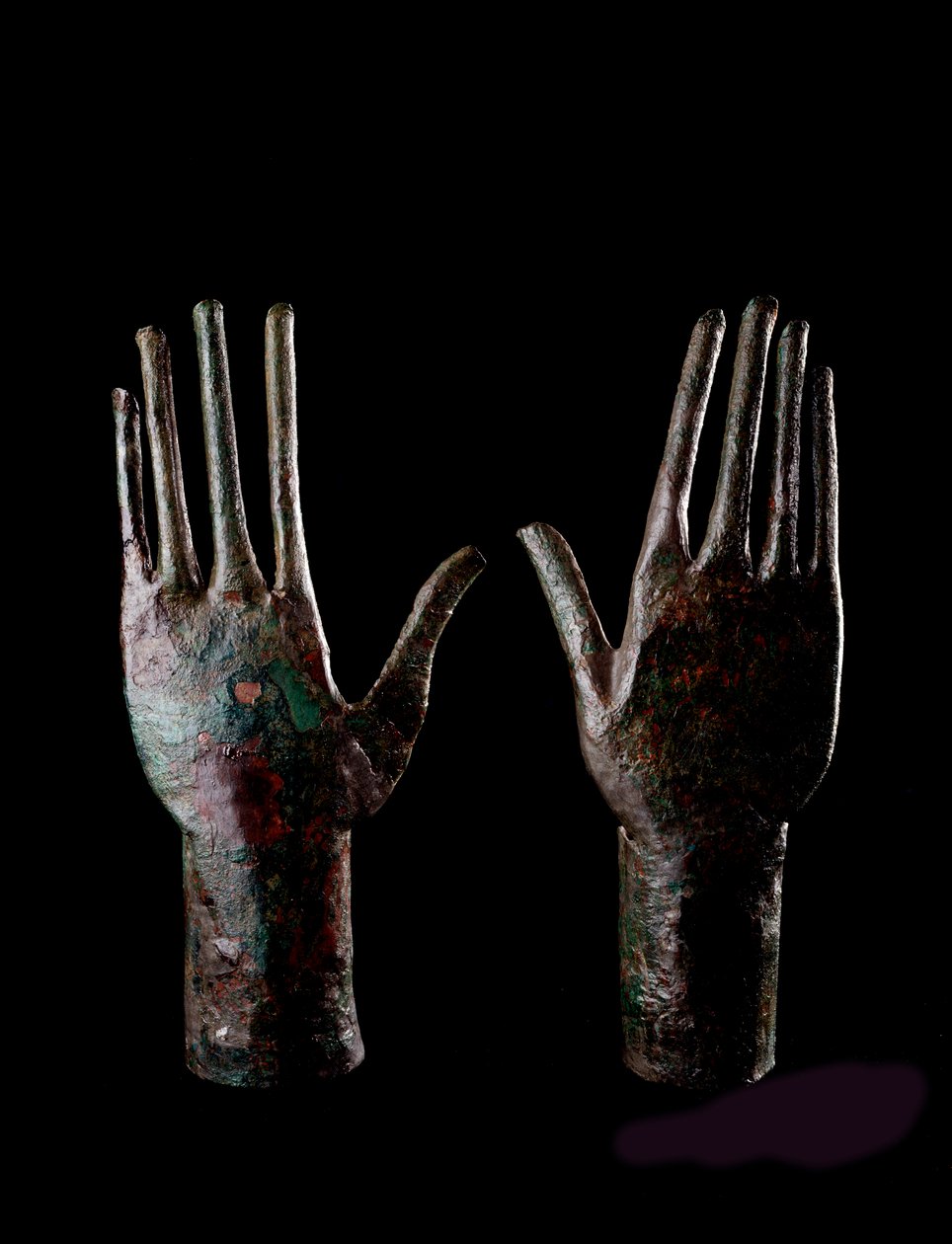 Art étrusque : deux mains - Statuettes en bronze - 680-670 av. J.-C. Dim H 23,5 cm De la tombe du Carro di bronzo, Vulci - Etruscan