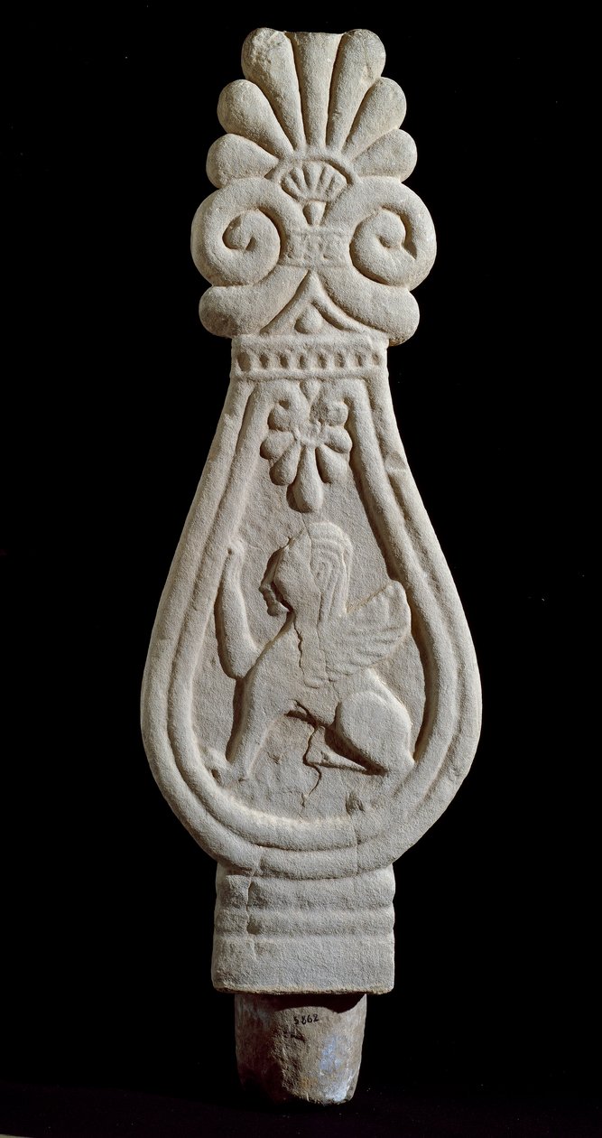 Civilisation étrusque : stèle de sépulcre en grès décorée de la silhouette d