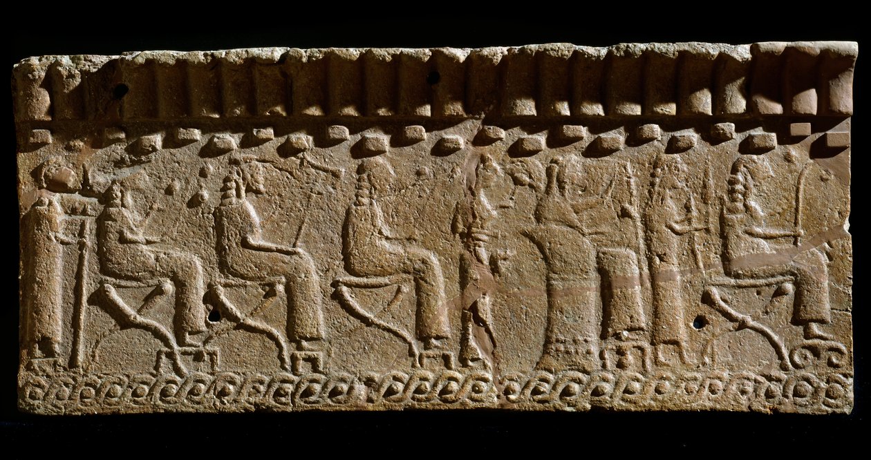 Civilisation étrusque : frise en terre cuite ornée de bas-reliefs de divinités et de dignitaires assis. 580 av. J.-C. Dim. 24x54 cm. Du palais de Murlo. Murlo, Antiquarium Comunale - Etruscan