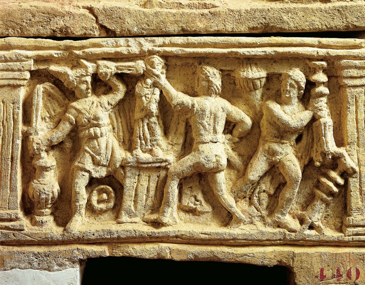 Civilisation étrusque, urne en tuf avec des scènes de Gaulois pillant des temples - Etruscan