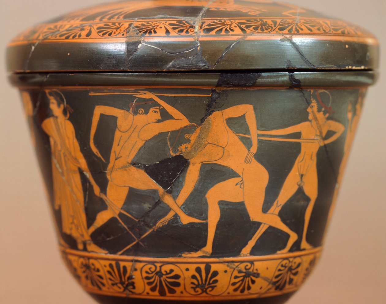 Pyxide avec athlètes dans le gymnase. Poterie à figures rouges, de Cerveteri (Latium). Civilisation étrusque, IVe siècle av. J.-C. - Etruscan