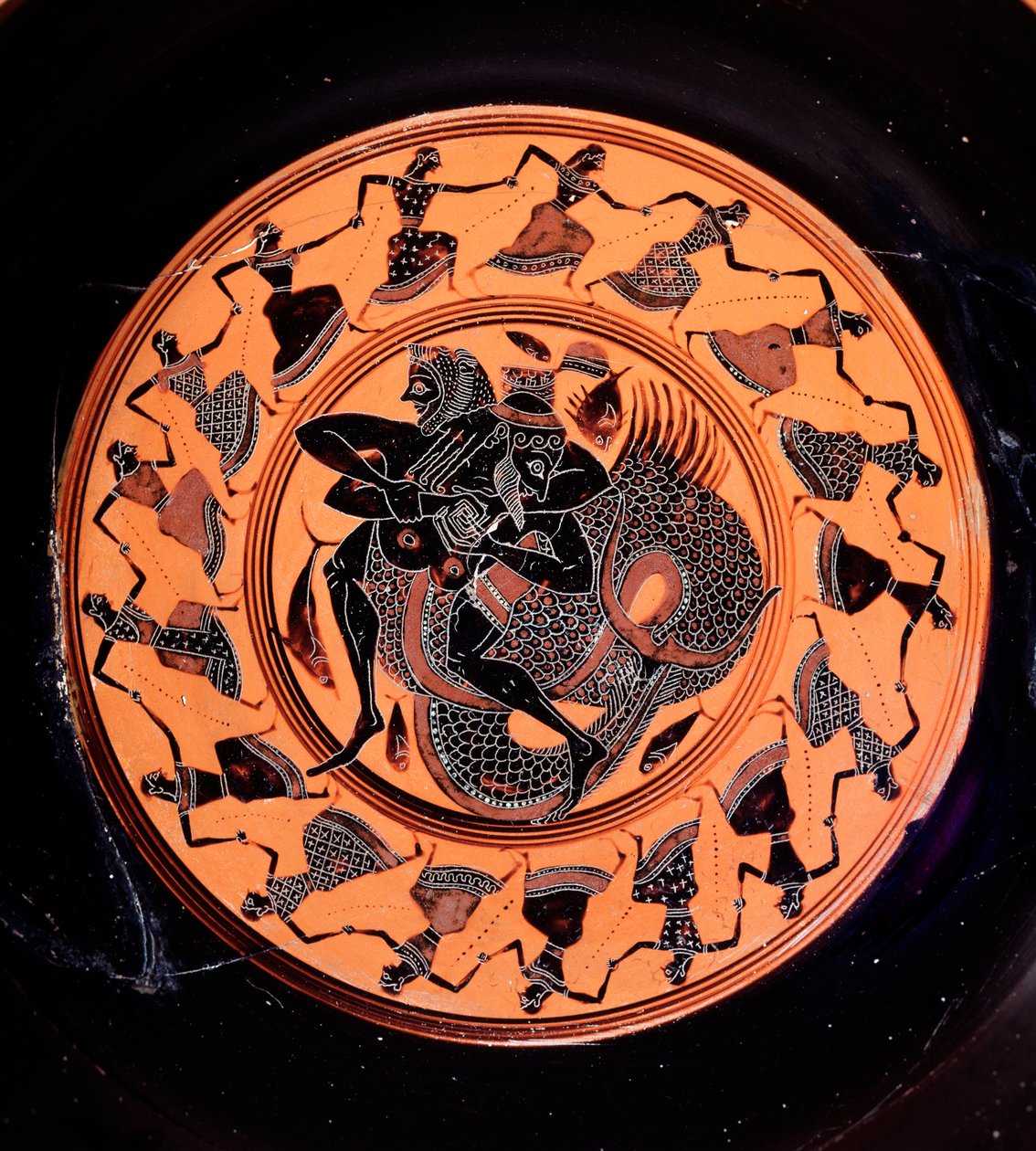 Kylix en terre cuite représentant Hercule combattant Triton, entouré de dix-sept Néréides dansantes, VIe siècle av. J.-C. - Etruscan